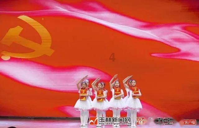 刚出道的林允儿，为什么一下子就能斩粉无数？游戏画面
