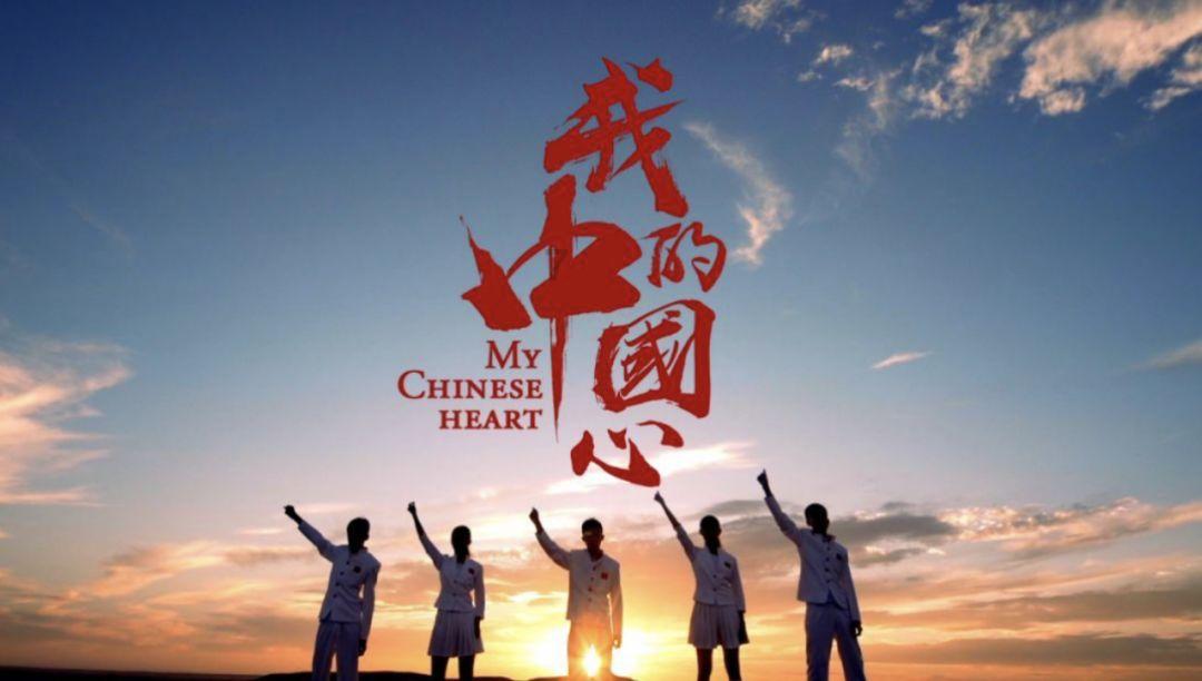 戚薇穿宽大西装玩下衣失踪，矮个子女孩可以这么搭吗？游戏画面