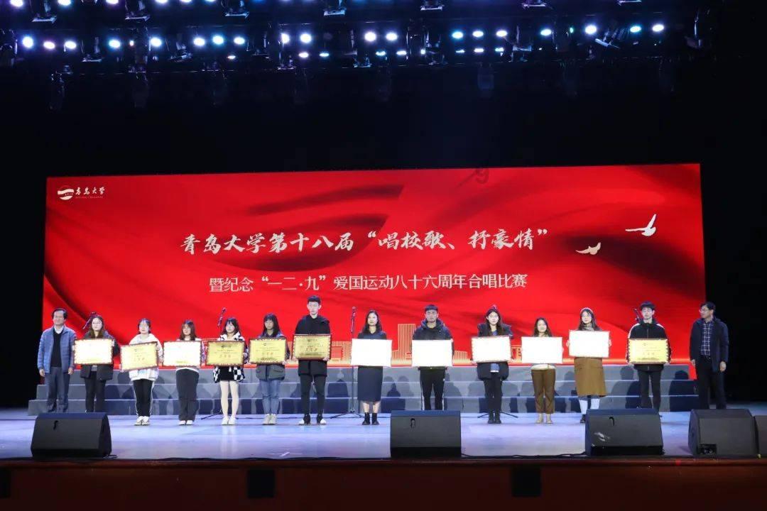 地平线5里的，这是什么车型，我找到了涂装，不知道这是什么车型，我的车库里没有，求车名，谢谢，挺急的游戏画面