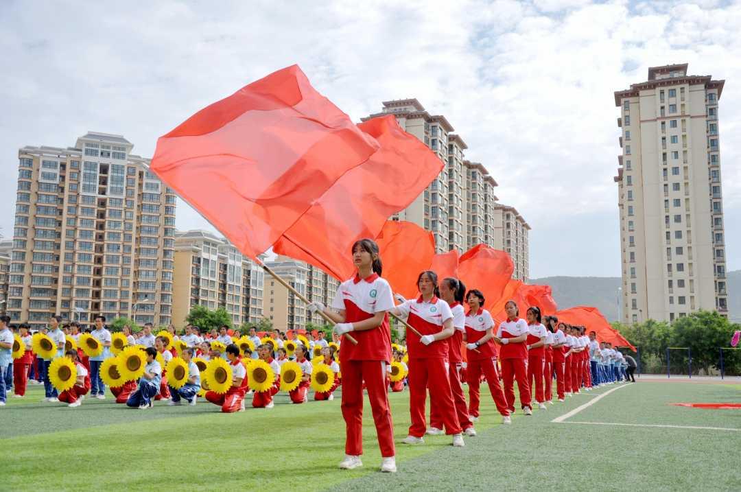 为什么很多年轻人在网络上抵制 996，现实里却接受加班？